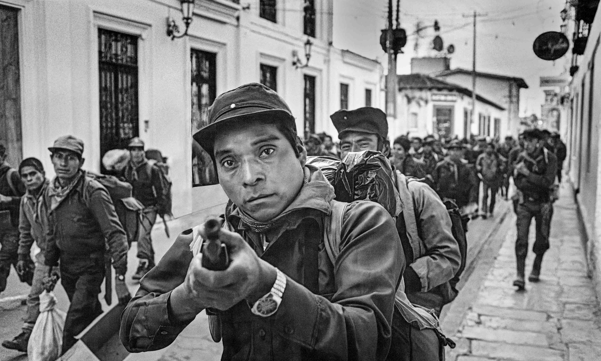 En la madrugada del 1° de enero de 1994, el Ejército Zapatista de Liberación Nacional  lanzó una declaración de guerra contra el Estado mexicano y tomó por las armas cinco cabeceras municipales del estado de Chiapas.