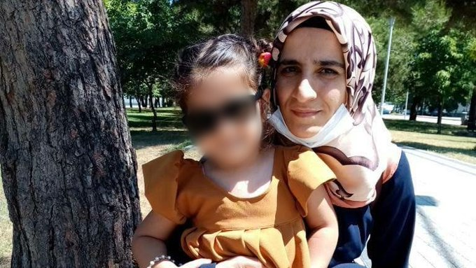 18 Ekim'de Edirne'de tutuklanan hamile tutuklu Nazife Karakoç: "Eşim 6 yıl yattı. Ben 6,5 aylık hamileyim. Zor bir hamilelik geçiriyorum. 20 günde bir kontrole gidiyorum. 2 çocuğum var. Eşim şu anda tutuklandı. Serbest bırakılmayı istiyorum."

8.5 aylık HamileNazife
