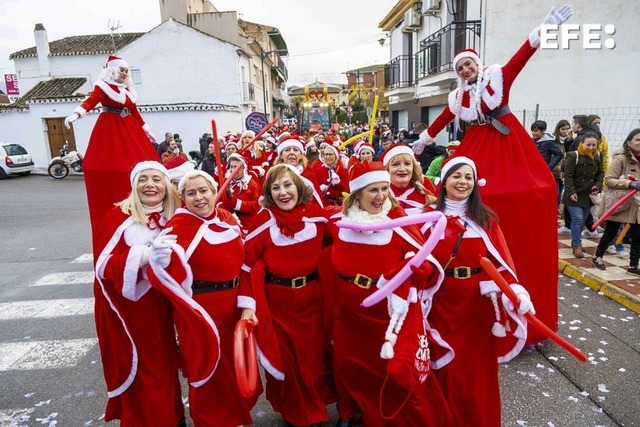 Más de 200 mujeres vestidas como Mamá Noel han reivindicado la igualdad con una cabalgata única en el país, una propuesta organizada por el Ayuntamiento de Otura que le cede a ellas el papel principal de unas fiestas protagonizadas por figuras masculinas.
