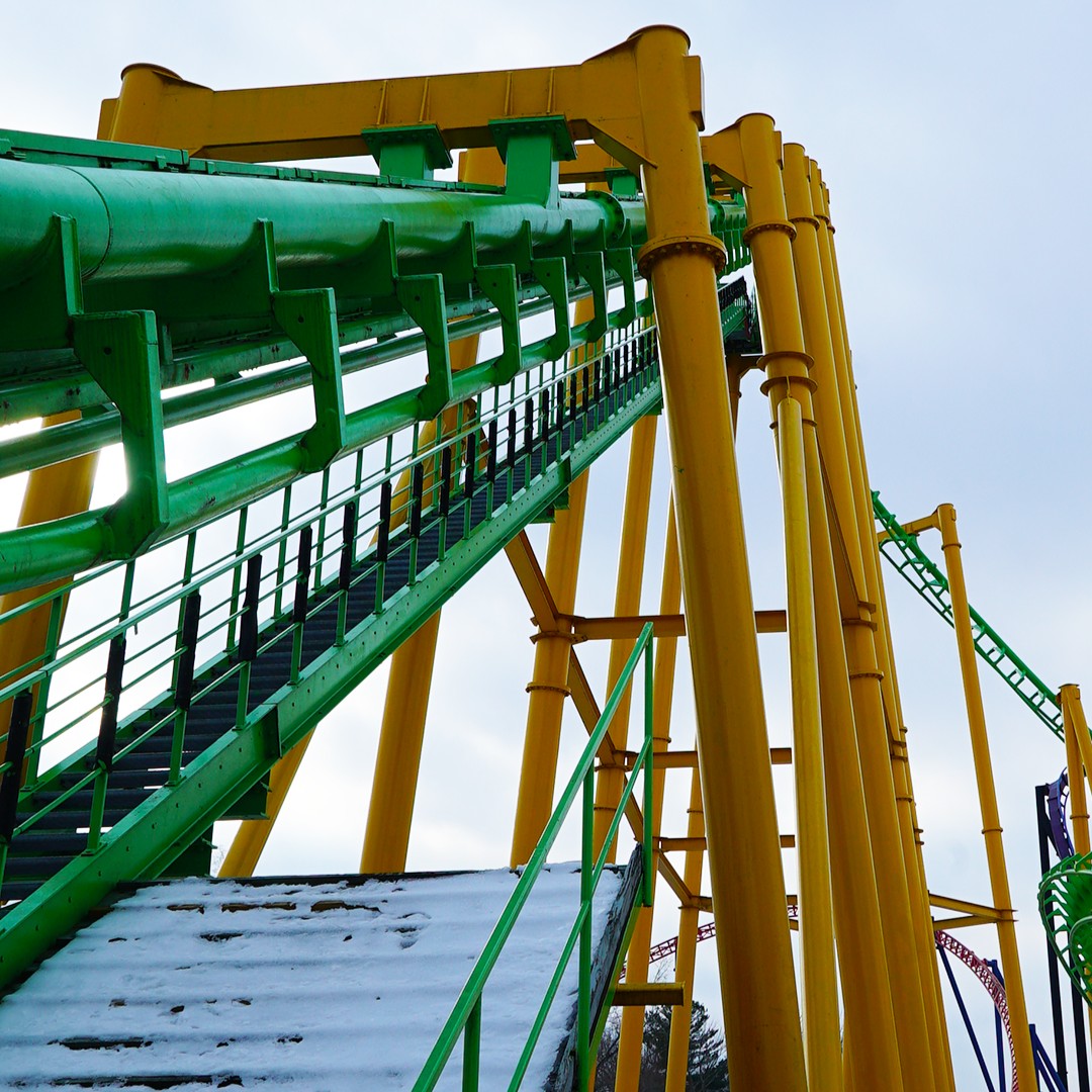 SF_newengland's tweet image. There’s something unreal about coaster tracks in the snow. 🤩 A perfect #TrainlessTuesday moment. ❄️

#SixFlagsNewEngland #SixFlags #RollerCoasters #ThrillRides #WinterVibes #NewEngland
