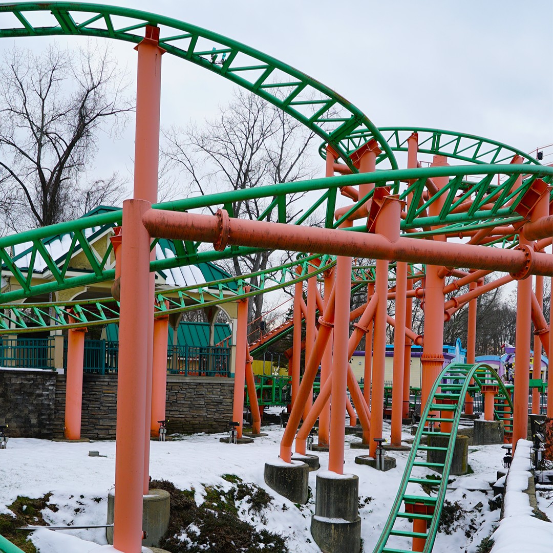 SF_newengland's tweet image. There’s something unreal about coaster tracks in the snow. 🤩 A perfect #TrainlessTuesday moment. ❄️

#SixFlagsNewEngland #SixFlags #RollerCoasters #ThrillRides #WinterVibes #NewEngland