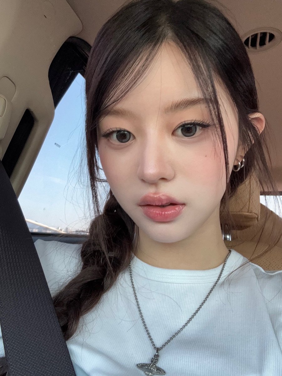illit11c's tweet image. I can't explain it but Minju's voice sounds exactly like her face