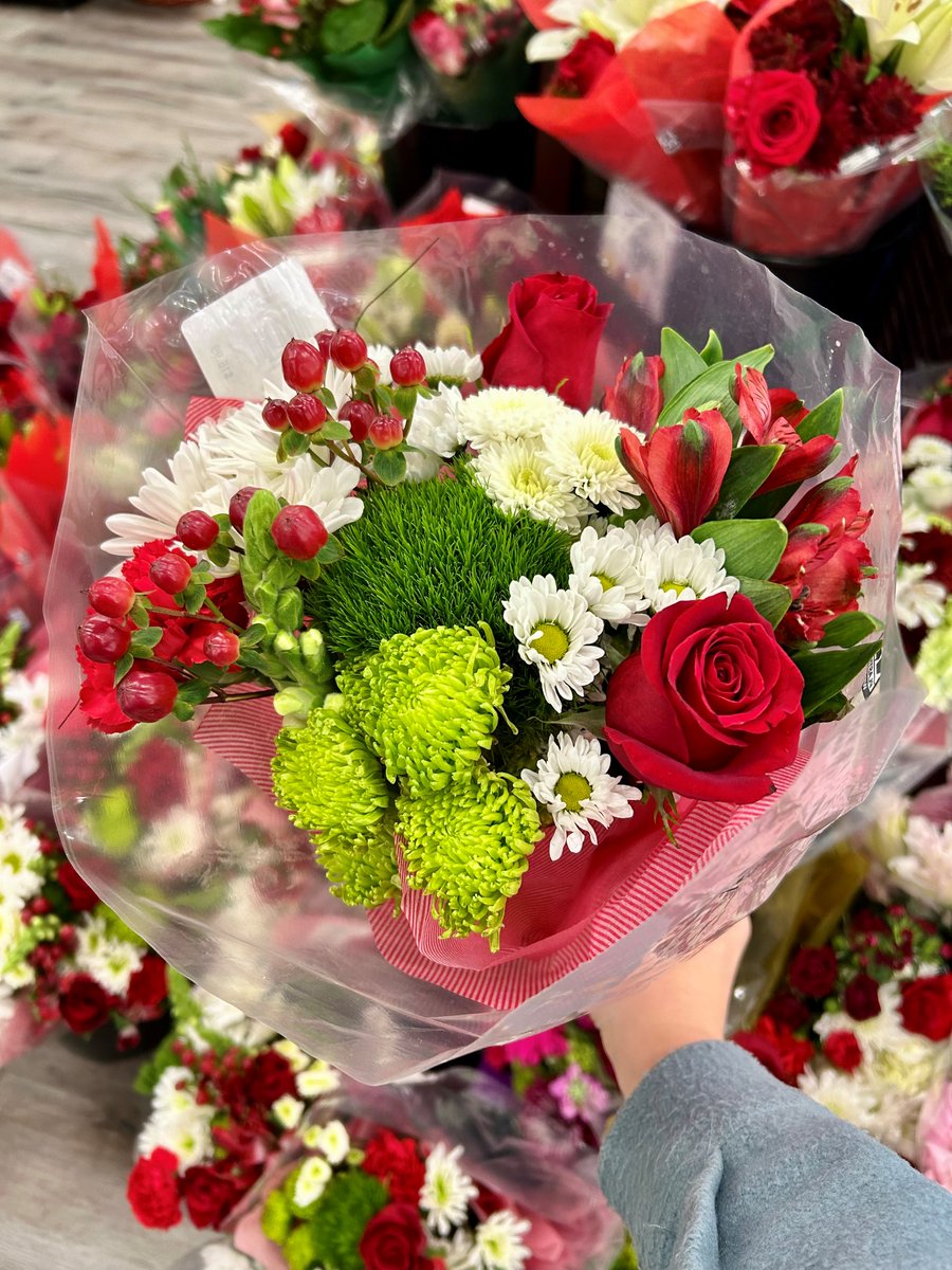 shaws's tweet image. Thank your holiday host with a gift they’ll love. 🎁