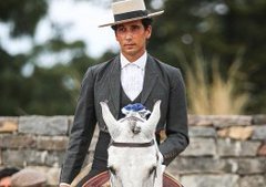 Hoy cumple 35 años el diestro portugués hecho profesionalmente en México, de alternativa tanto a pie como a caballo, Paco <a href="/PacVelasquez/">Paco Velásquez</a>, nacido en Riachos (Torres Novas) 100 km al norte de Lisboa. Felicidades torero portaltaurino.net/enciclopedia/d…