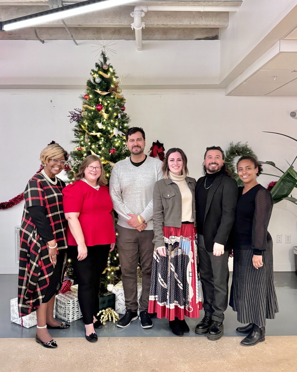 TheMillDE's tweet image. Wishing you a season full of cheer, rest &amp;amp; good company! 🎄 

Our team is on a short break Dec 24–26, but office &amp;amp; desk members have 24/7 access, and community members can work 7am–7pm. 

bit.ly/3cV8uYj