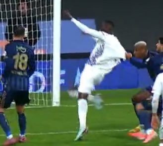 Eyüpspor - Fenerbahçe maçında Talisca'nın bu hareketine maçın hakemi devam demişti! Tiyatroya devam.