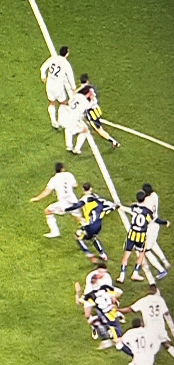 semtinmuhabiri's tweet photo. Soldaki da aynı sağdaki. Ama birine verip diğerine vermiyorsun. İşte sorun tam da burada başlıyor. https://t.co/LJELmysENe