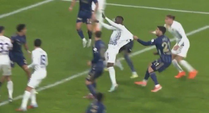 Penaltı verildi.  /       Penaltı verilmedi 

Renkler sarı lacivert olunca penaltı #FBvBJK