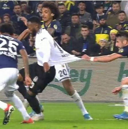 SadeceSalvo's tweet photo. Aynı pozisyon karar devam :)

Fenerbahçe – Beşiktaş #FBvBJK https://t.co/2tcgsFIBpi