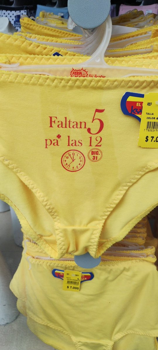 Camilolapeorkk's tweet image. Desde ya comprandole el detalle a mi mujer