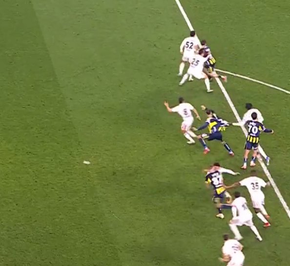 Buna penaltı demeyen adamla futbol konuşmayın.

 #FBvBJK