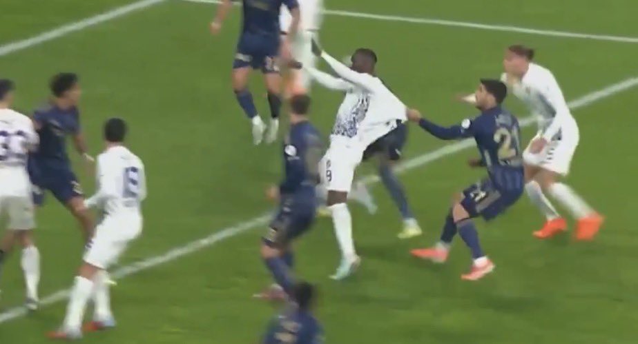 Aynı pozisyonun daha neti geçen hafta Fenerbahçe aleyhine olduğunda, VAR devreye girmemişti ;)