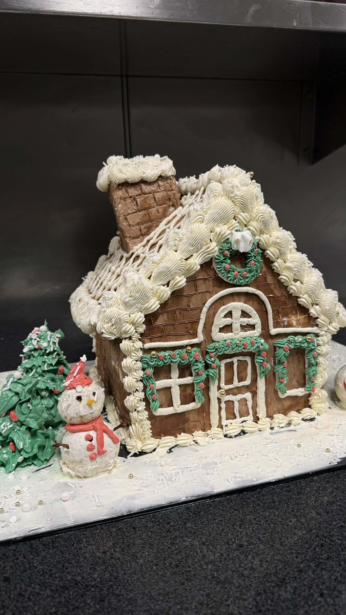 nlmaritime's tweet photo. Christmas time on the Floatel Endurance - gingerbread cake! https://t.co/8SSzcRnxw0