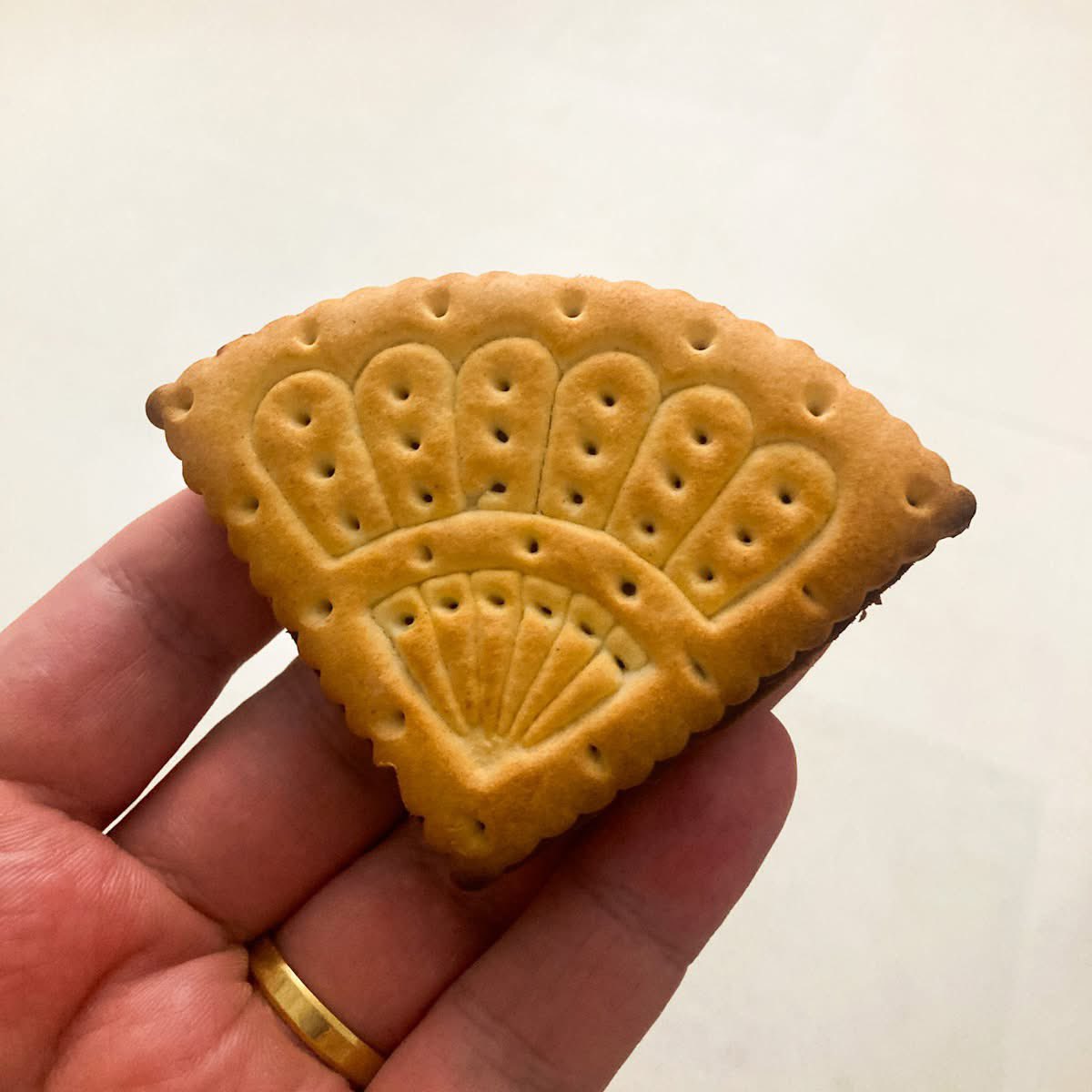 Candycritic's tweet image. Check out this fancy looking #cookie called Eventail. I just wish the flavour was as #fancy as the design. They ended up being kind of bland.