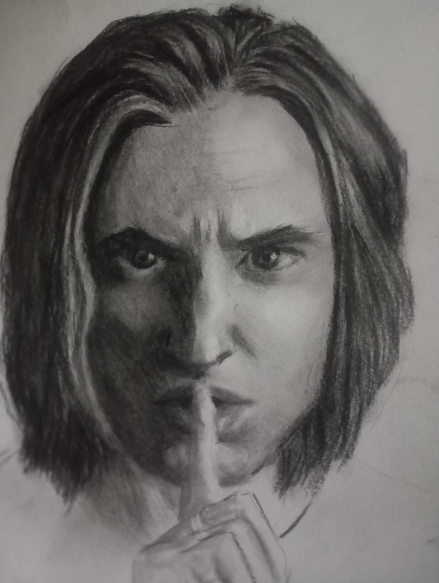 Desenho em carvão é mais intenso, rápido (dá para cobrir uma área grande em  pouco tempo) e não é tão exigente quanto a qualidade do papel, porém borra  mais fácil, não permite, image size:904x1200