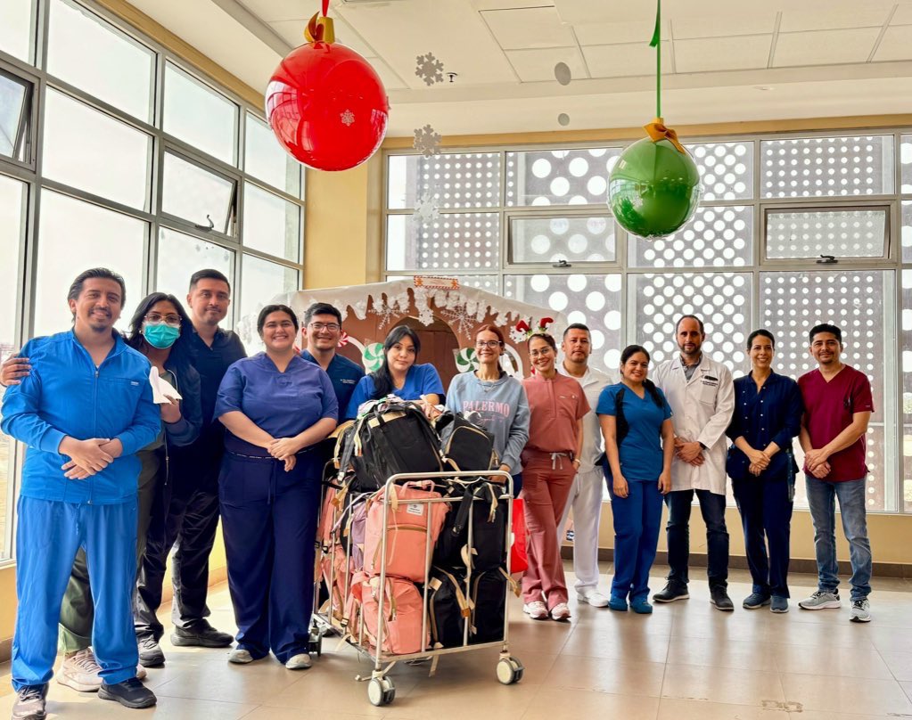 HGuasmoSur's tweet photo. 🎅🏼✨ En esta Navidad, personal de Unidad de Cuidados Intensivos de @HGuasmoSur se llenó de esperanza y solidaridad. Nuestros equipos compartieron alegría con pacientes y familiares de pediatría y de ginecología-obstetricia. 

#ElNuevoEcuador https://t.co/ioMHSIxmEA