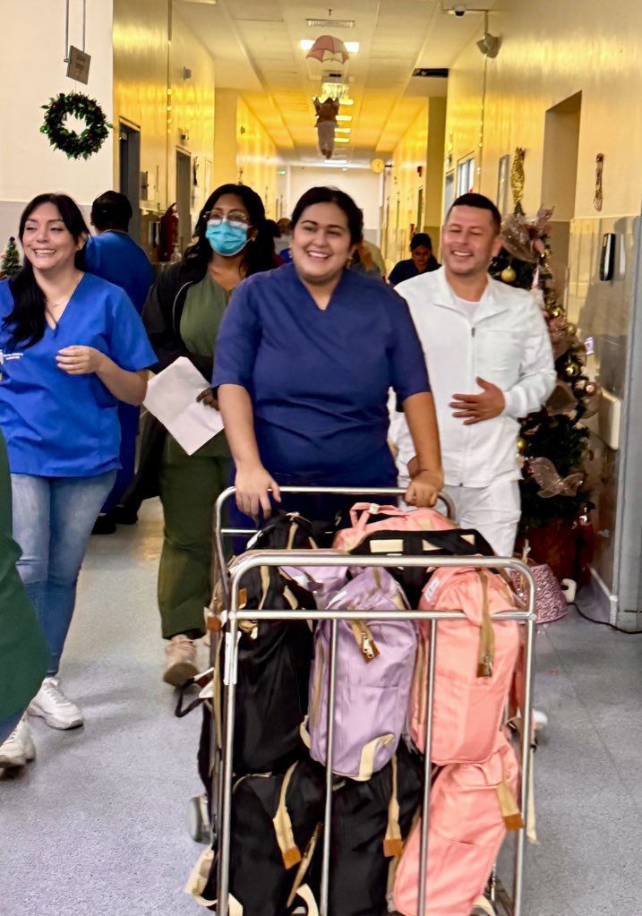 HGuasmoSur's tweet photo. 🎅🏼✨ En esta Navidad, personal de Unidad de Cuidados Intensivos de @HGuasmoSur se llenó de esperanza y solidaridad. Nuestros equipos compartieron alegría con pacientes y familiares de pediatría y de ginecología-obstetricia. 

#ElNuevoEcuador https://t.co/ioMHSIxmEA