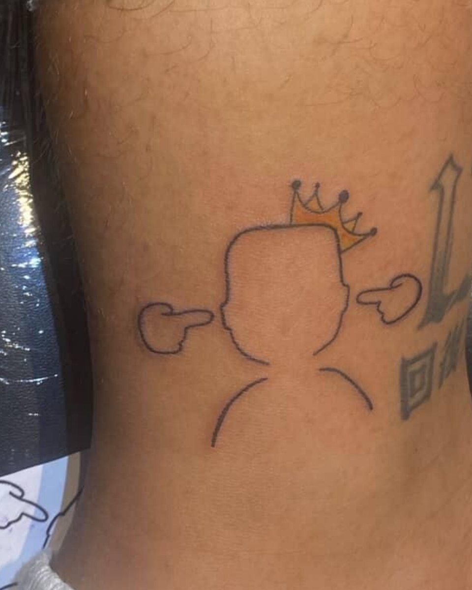 CopaDoBrasilCBF's tweet photo. O adm está recebendo várias tatuagens... #TETRAPoderosoTimão 🖤🤍 https://t.co/rhaQ4GFUYb