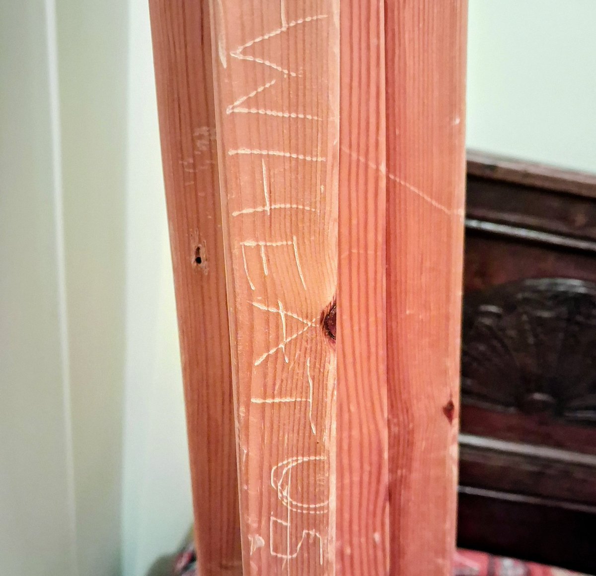 Look what I just found, carved into my old bed! <a href="/wheatus/">wheatus</a> , I did always say I was a fan of your work... 🐸 #frogforlife #fandom #wheatus
