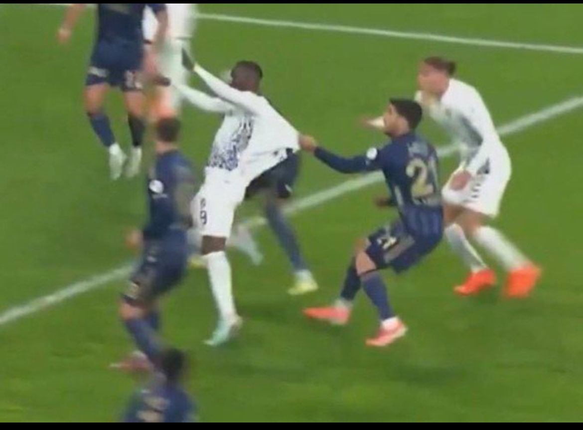 Marco Asensio çekince devam. Biz çekince penaltı. Her zaman söylüyorum. Bu şerefsiz lig’ten çekeceksin. Beşiktaş’ı bize maç kazandırmaz bunlar…