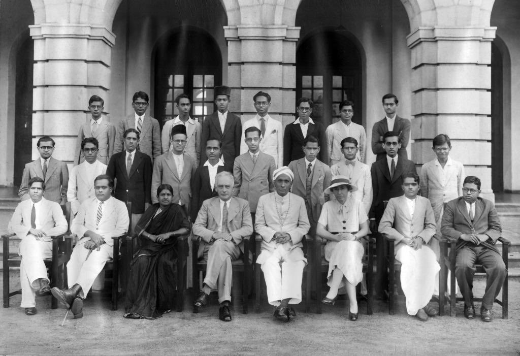 LVNilesh's tweet image. When Raman Brought Born to IISc.

.

Max Born (fourth from left) with Lokasundari Ammal (third from left), CV Raman (fifth from left) and Hedi Born (sixth from left) at IISc. Also seen are Raman’s students (Photo courtesy: RRI Digital Repository)