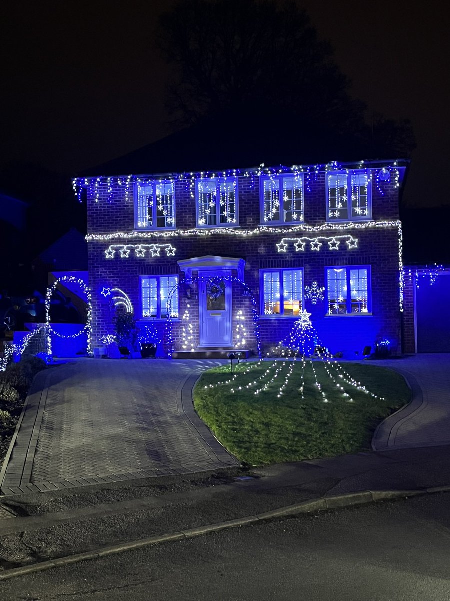 Listener Sarah recommended a visit to Farm Close in #eastgrinstead... It didn’t disappoint! 🎄🎅
Raising money for <a href="/CR_UK/">Cancer Research UK</a>. 👏👏
