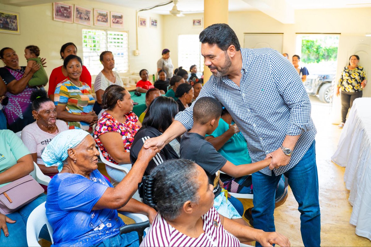 Hoy seguimos entregando canastas navideñas y compartiendo un bonito momento con la Federación de Mujeres Campesinas y Barriales de Yuma, del municipio de San Rafael del Yuma. 
Mujeres valiosas, trabajadoras y ejemplo de compromiso con su comunidad. ¡Feliz Navidad!
