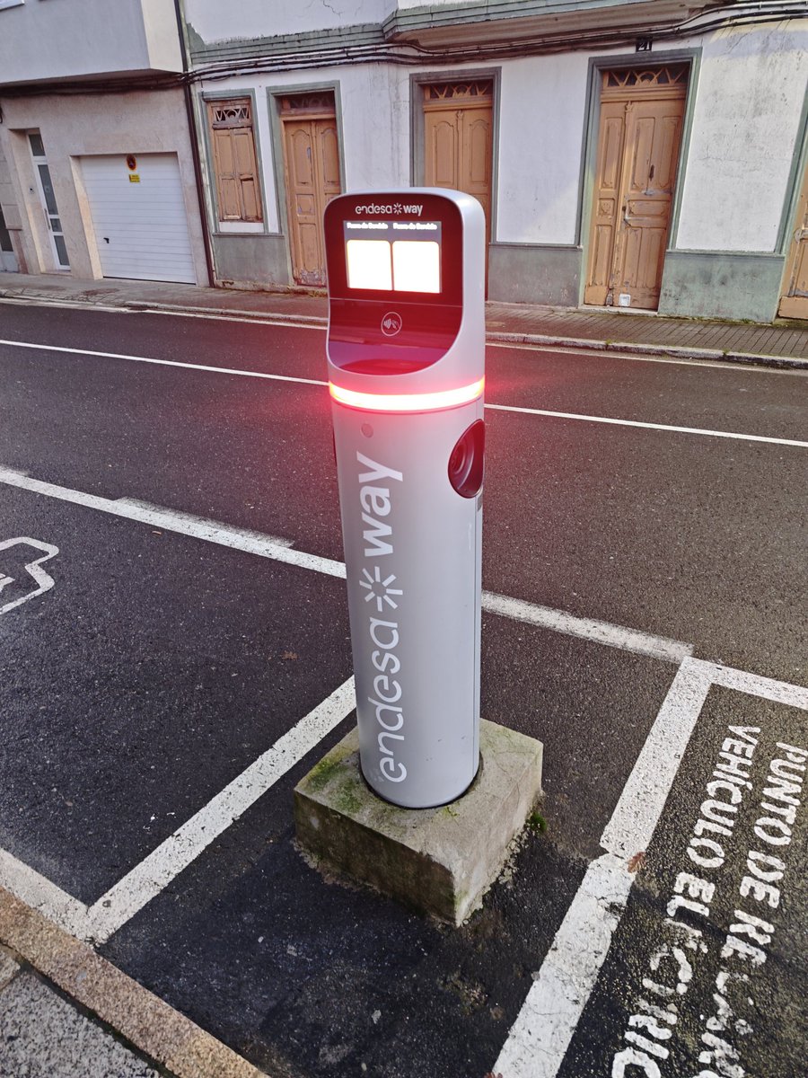 Rober_VG's tweet image. Fantástico servicio de carga en Castro Caldelas la mitad de los cargadores llevan tiempo sin funcionar....