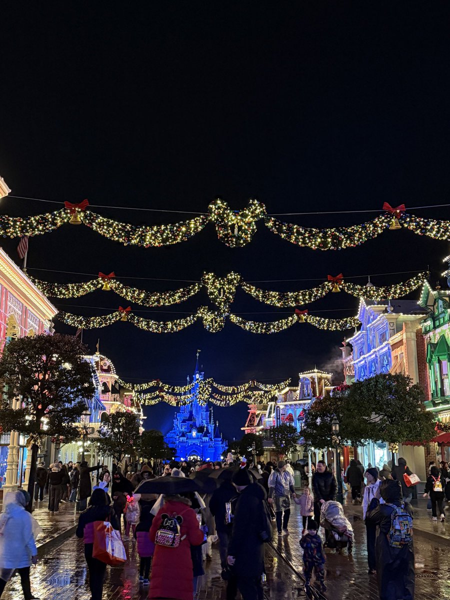 lydcait's tweet photo. disney at christmas ❤️ https://t.co/VjavaPzas5