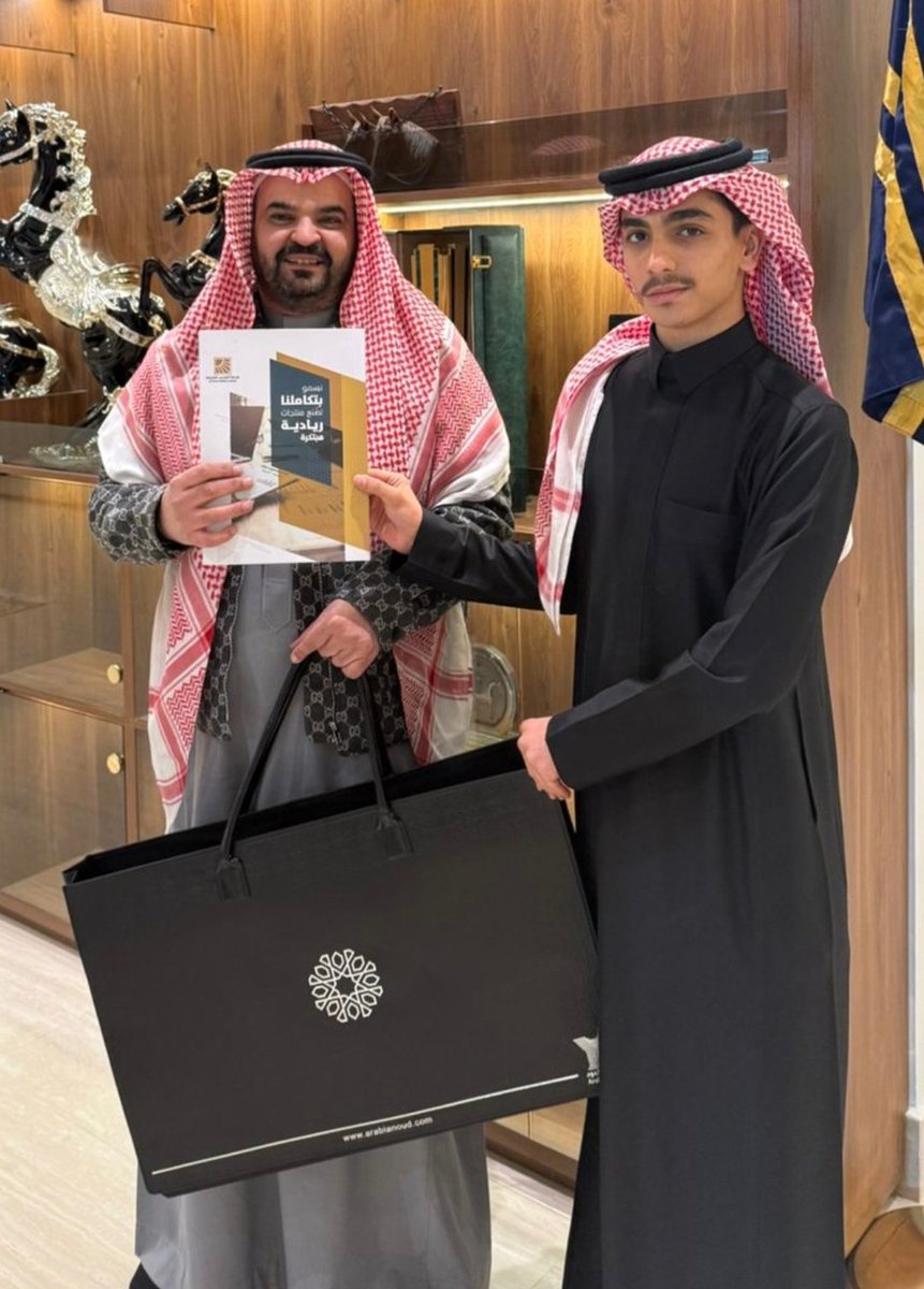 almedan8's tweet image. في لفتةٍ تجسّد معاني النبل وسموّ الأخلاق، قدّم 

🟦الوجيه ورجل الأعمال، مالك إسطبل العرب، الأستاذ محمد بن شباب الشلاحي، هدية فاخرة مادية وعينية للخيّال السعودي المبدع أصيل السرحاني، وذلك عقب تعرّضه لإصابة طفيفة أثناء مشاركته بشعار العرب ، تقديرًا لعطائه وتميّزه.وتفانيه واخلاصه💫…