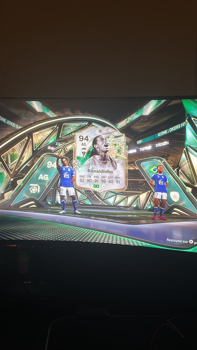 Siknaze___'s tweet photo. OMMMGGGG @Vitality_RocKy @TwinsFifaHD @_MaatM_  dans un renfort 82x 10 😍😍 https://t.co/tFohXqNzni
