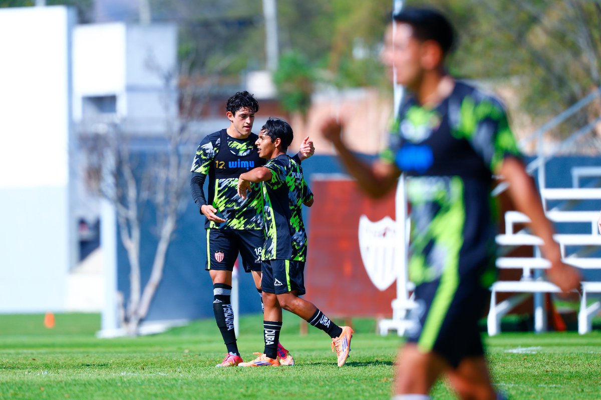 ClubNecaxa's tweet image. ¡SEGUNDO TRIUNFO DE LA PRETEMPORADA! 🔴⚡️⚪️

Con goles de Ricardo Monreal e Israel 'Maguito' Tello, nos impusimos ante ADSL en un duelo de tres tiempos de 30 minutos. 👊

¡Vamos con todo, Rayos!⚡️ Siguientes objetivos: Atlas y León 🦊🦁