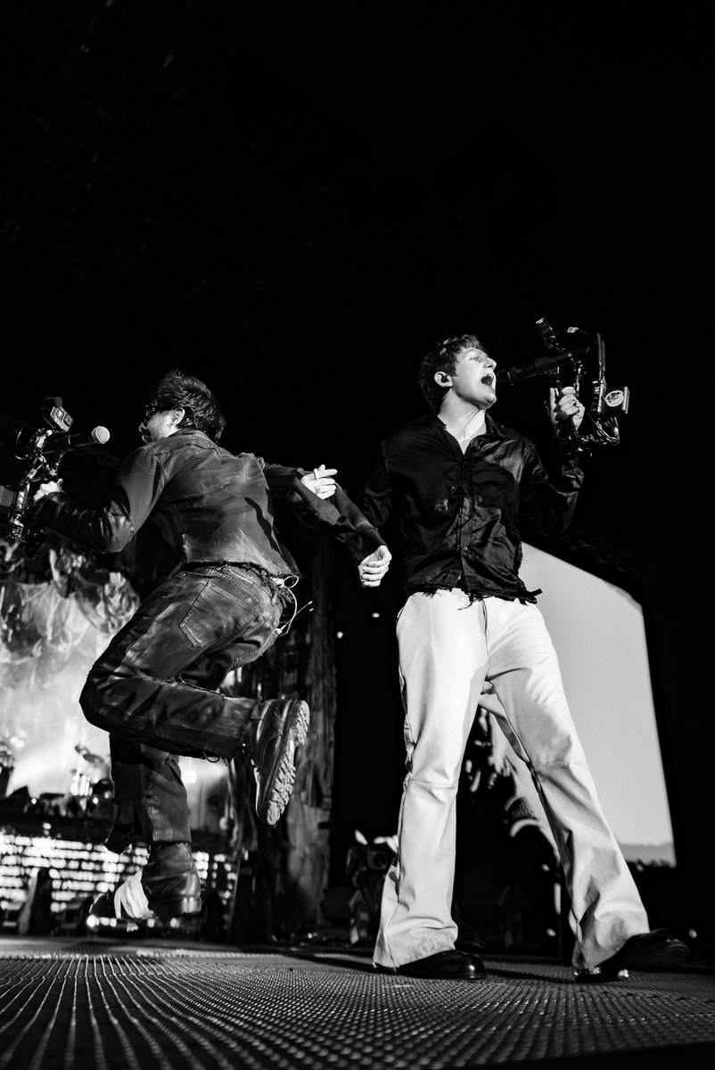 lisha * . * tweet media