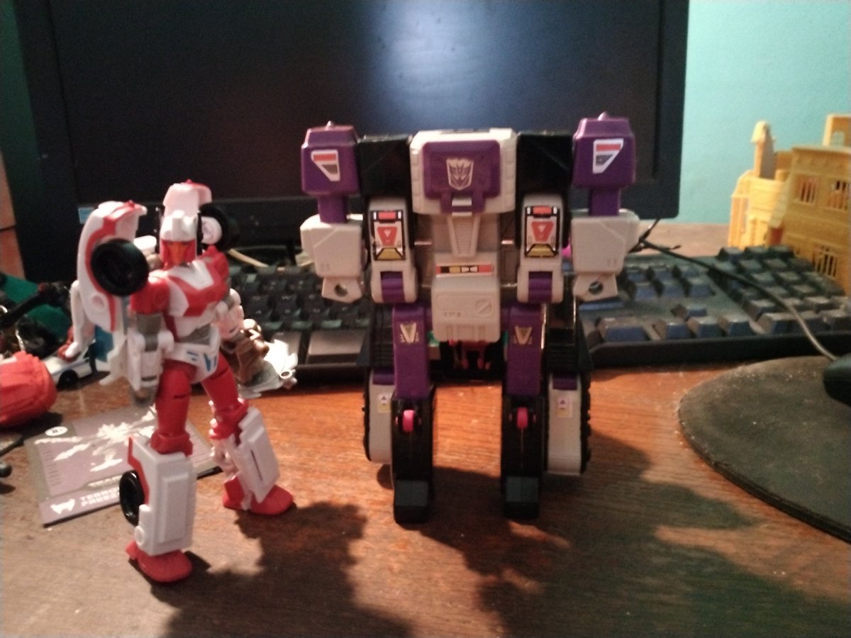 Fizzpatrick14's tweet photo. Thrift store finds. 'G1 screeching noises edition' Transformers 1987 headmaster triple changer Apeface. Missing the head, wings, and accessory. But otherwise in great shape. One dollar. https://t.co/DmE0GVcQnQ