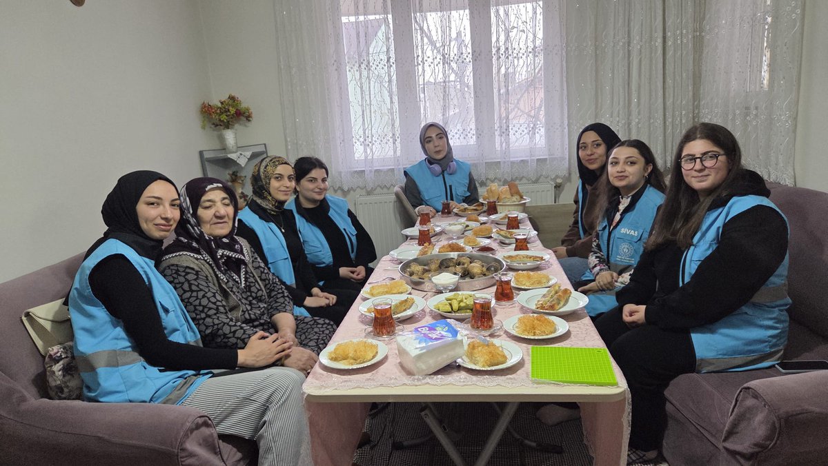 SivasKYGM's tweet photo. 💐 Kızılırmak Yurdu  öğrencilerimizle birlikte “Yalnız Değilsiniz” projesi kapsamında 75 yaşındaki Şenay teyzemizi ziyaret ettik.
Ev işlerinde destek olduk, sohbeti ve ikramlarıyla gönüllerimizi ısıtan anlamlı bir gün yaşadık. Küçük bir ziyaret, büyük bir mutluluğa dönüştü. 🤍 https://t.co/0LJdHlvQpO
