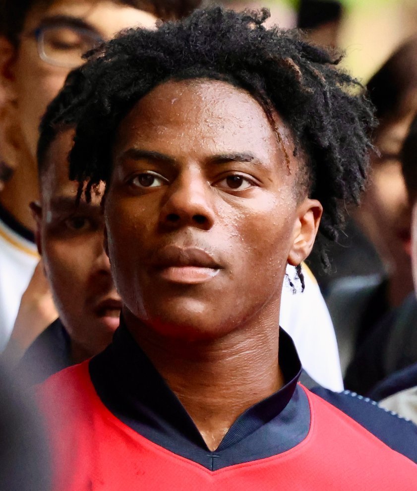 HYPEX's tweet image. 2x FORTNITE ICON SKINS ANNOUNCED FOR TOMORROW — Including a Jam Track and NO EMOTES

Fortnite doesn't say who it is but people are speculating it's IShowSpeed, based on his teaser 🤔