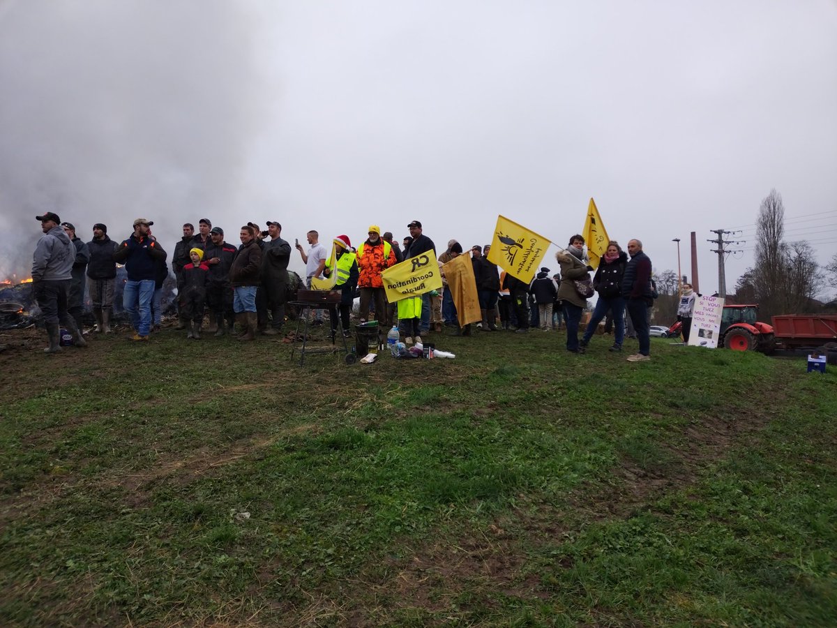 NievreCr's tweet image. Barrage filtrant à #Decize avec la #CoordinationRurale 58 et la #ConfédérationPaysanne 58