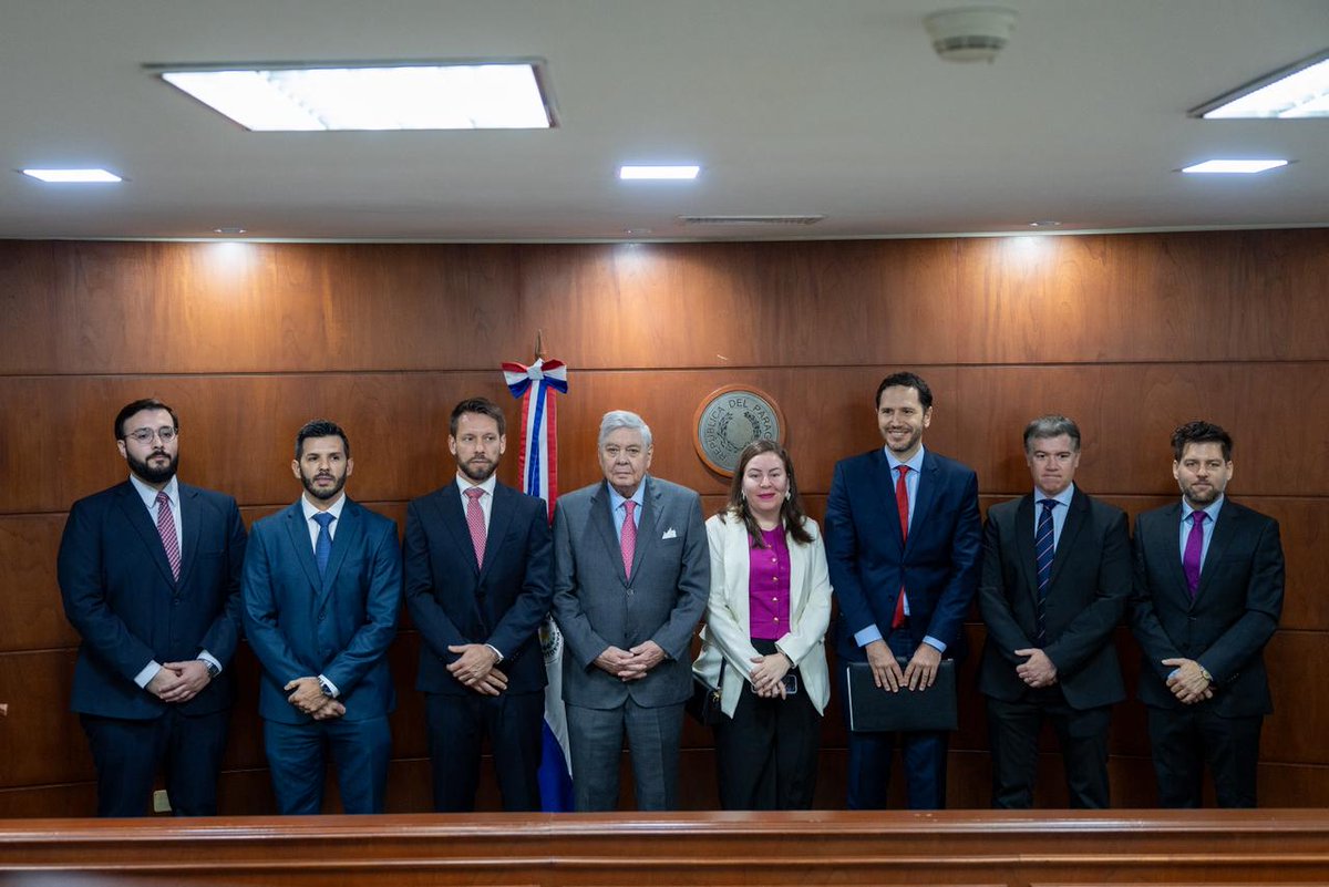 Fortaleciendo la seguridad jurídica y la institucionalidad del Paraguay.

Hoy promulgamos ante el pleno de la Corte Suprema la nueva Ley de arbitraje. Esta normativa es un paso decisivo en la modernización de nuestro marco legal. Al establecer reglas claras y ágiles para la