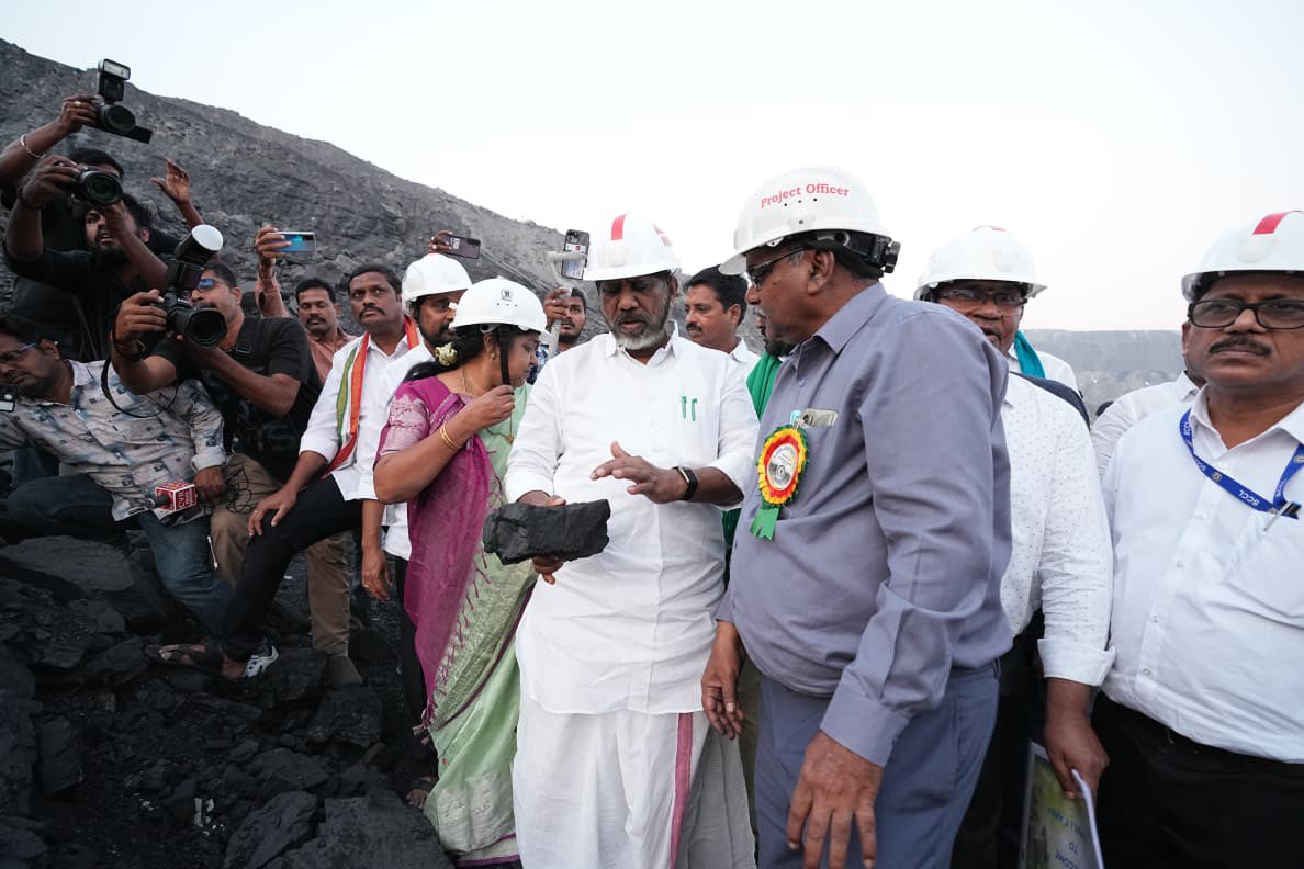 Bhatti_Mallu's tweet image. సత్తుపల్లి లోని జలగం వెంగళరావు (JVR) ఓపెన్ మైన్‌ను నేడు అధికారులతో కలిసి స్వయంగా పరిశీలించాను. 

మైన్‌లో బొగ్గు ఉత్పత్తి విధానం, రవాణా వ్యవస్థ, సిబ్బంది పరిస్థితులు, విద్యుత్ సరఫరా వంటి అంశాలపై విపులంగా సమీక్ష నిర్వహించాను. 

రెండు గంటల పాటు మైన్‌లోపల స్థితిగతులను పరిశీలించి,…