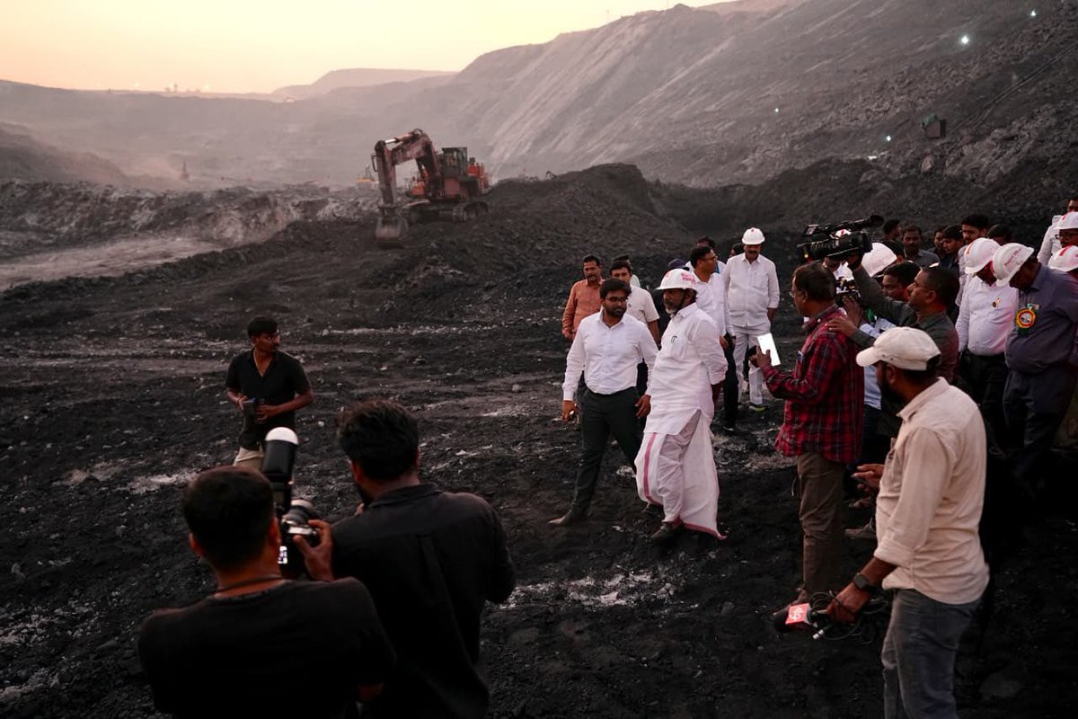 Bhatti_Mallu's tweet image. సత్తుపల్లి లోని జలగం వెంగళరావు (JVR) ఓపెన్ మైన్‌ను నేడు అధికారులతో కలిసి స్వయంగా పరిశీలించాను. 

మైన్‌లో బొగ్గు ఉత్పత్తి విధానం, రవాణా వ్యవస్థ, సిబ్బంది పరిస్థితులు, విద్యుత్ సరఫరా వంటి అంశాలపై విపులంగా సమీక్ష నిర్వహించాను. 

రెండు గంటల పాటు మైన్‌లోపల స్థితిగతులను పరిశీలించి,…