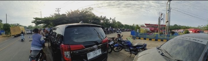 Marg266's tweet photo. Antrian di salah satu SPBU di kabupaten tebo/bungo. Bahkan kami masyarakat untuk beraktivitas ke ladang membeli di pengecer 20.000 untuk pertamax. https://t.co/w3jdREYE4o