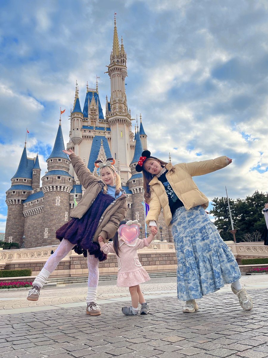 毎年娘の成長記念で行こうねで今年はクリスマスシーズンに行きました🏰✨

また来年もみんな元気で行こーね🫶🏻