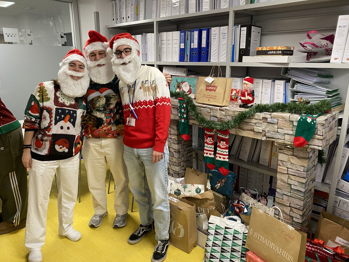 HematoRYC's tweet photo. De parte de todo el equipo del Servicio de Hematología del H. U. Ramón y Cajal os deseamos una Feliz Navidad y nuestros mejores deseos para 2026 🎄✨ Al próximo año le pedimos mucha salud, docencia e investigación 🔬 https://t.co/DKGMLLBR4B