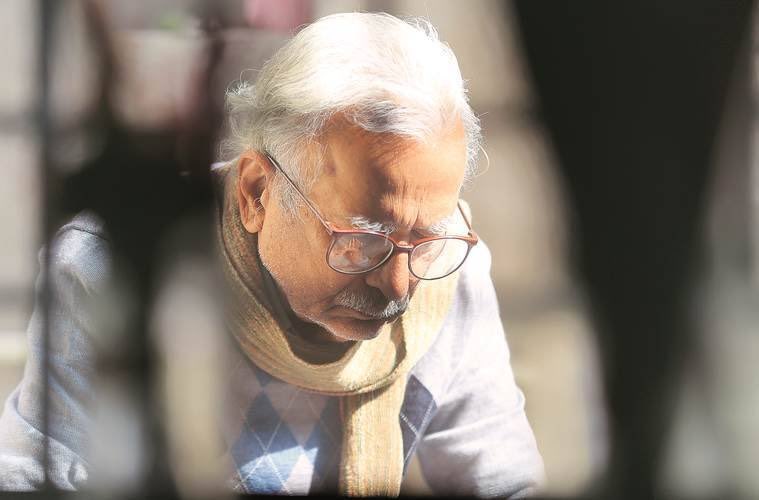 जो मेरे घर कभी नहीं आएँगे
मैं उनसे मिलने
उनके पास चला जाऊँगा।
एक उफनती नदी कभी नहीं आएगी मेरे घर
नदी जैसे लोगों से मिलने
नदी किनारे जाऊँगा
कुछ तैरूँगा और डूब जाऊँगा

पहाड़, टीले, चट्टानें, तालाब
असंख्य पेड़, खेत
कभी नहीं आएँगे मेरे घर
खेत-खलिहानों जैसे लोगों से मिलने
गाँव-गाँव,