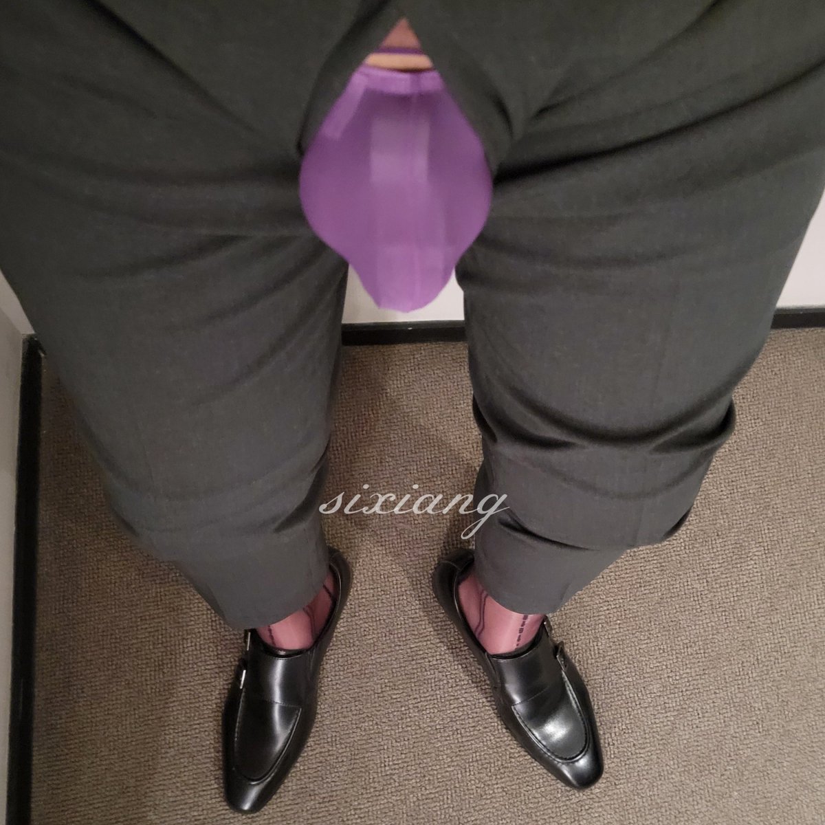 骚紫色的开裆裤袜搭配单丁，里面还有丝袜套紧紧包裹着🔒屌，猜猜看是什么颜色的……