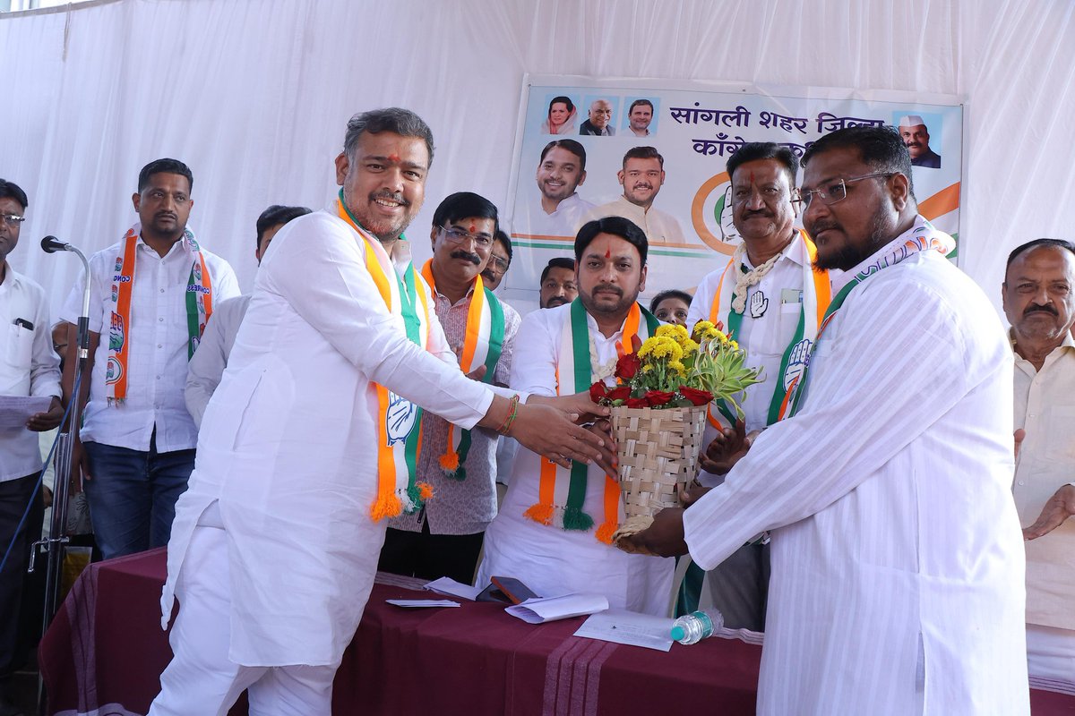 patilvishalvp's tweet image. आज काँग्रेस कमिटी सांगली येथे श्री. राजेश नाईक यांची सांगली जिल्हा शहर काँग्रेस अध्यक्षपदी निवड झाल्याबद्दल काँग्रेस कमिटी सांगलीच्या वतीने आयोजित कार्यक्रमास उपस्थित राहिलो. या कार्यक्रमात कार्यकर्त्यांचा उत्साह, एकजूट आणि पक्षावरील निष्ठा प्रकर्षाने जाणवली. यावेळी श्री. राजेश…