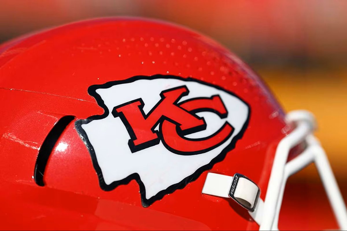 SBJ's tweet image. Chiefs President Mark Donovan says the team’s planned domed stadium in Kansas will seat at least 65K, about 10K fewer than Arrowhead Stadium. 

Owner Clark Hunt says the move allows the team to increase luxury suites and amenities to help boost revenue.

ow.ly/VGoW50XNFxm