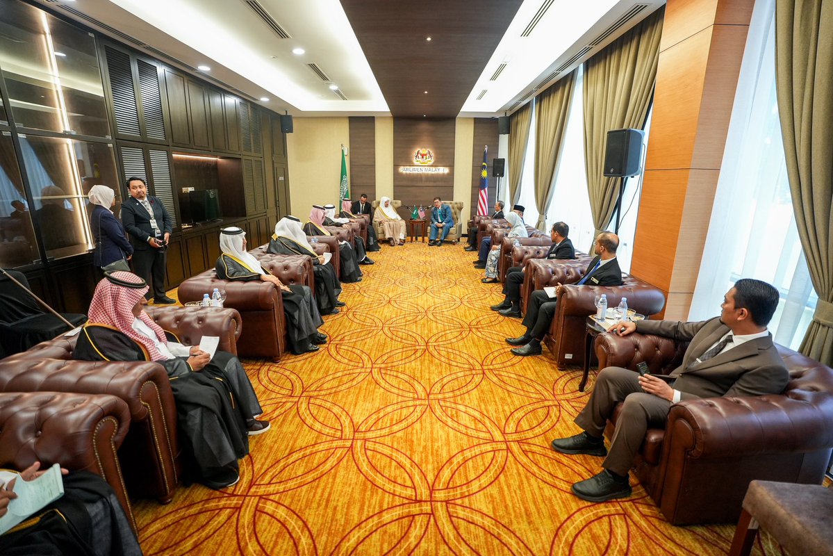 معالي #رئيس_مجلس_الشورى الشيخ الدكتور عبدالله بن محمد بن إبراهيم آل الشيخ يعقد جلسة مباحثات رسمية مع معالي رئيس مجلس النواب الماليزي جواهري عبدول، وذلك في العاصمة  كوالالمبور اليوم.