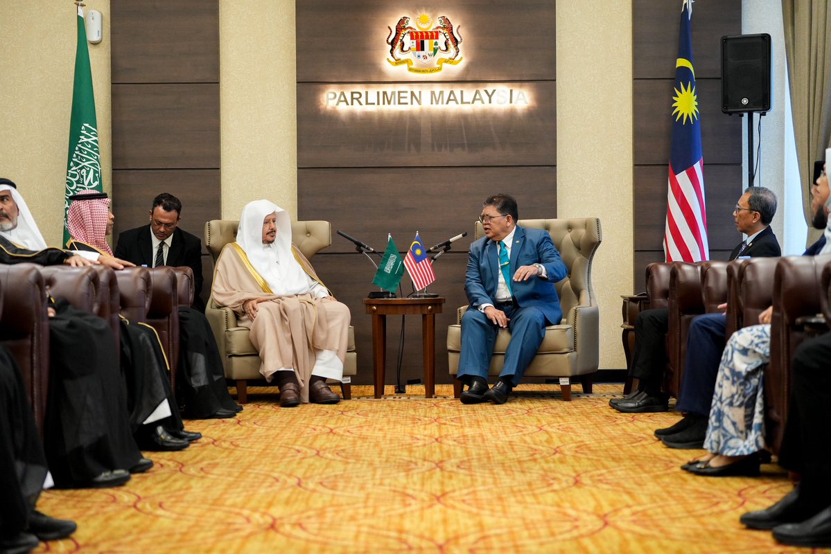 وأشاد رئيس مجلس النواب الماليزي بالدور الريادي الذي تضطلع به المملكة العربية السعودية على الصعيدين الإقليمي والدولي، منوهًا بما تشهده من تطور متسارع في مختلف المجالات، الأمر الذي جعلها وجهة عالمية ومصدر فخر للعالم الإسلامي، مؤكدًا حرص بلاده على دفع العلاقات الثنائية نحو آفاق أرحب