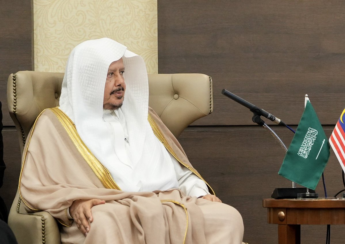 من جهته، عبّر معالي رئيس مجلس الشورى خلال جلسة المباحثات عن سعادته بزيارة مملكة ماليزيا، مقدمًا شكره لمعالي رئيس مجلس النواب على الدعوة الكريمة وحفاوة الاستقبال، مشيرًا إلى الحراك الكبير الذي تشهده المملكة بقيادة خادم الحرمين الشريفين الملك سلمان بن عبدالعزيز آل سعود، وصاحب السمو